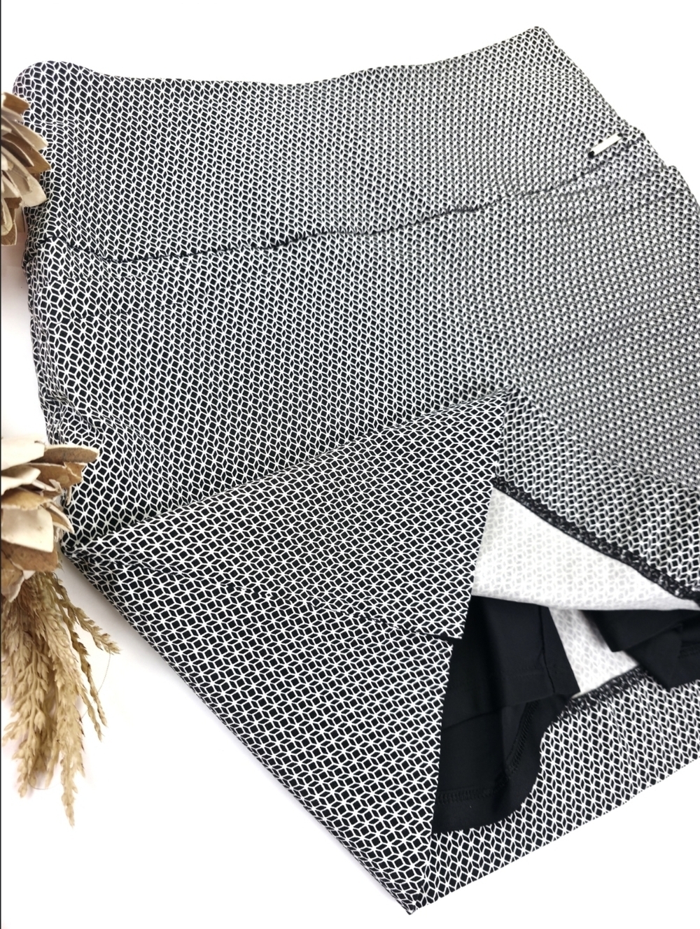 SC&Co Black & White Geo Print Compression Waist Skort Sz S
